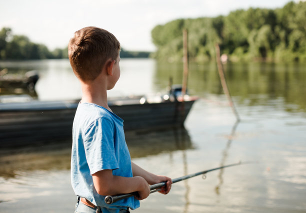 小男孩在河边钓鱼图片下载