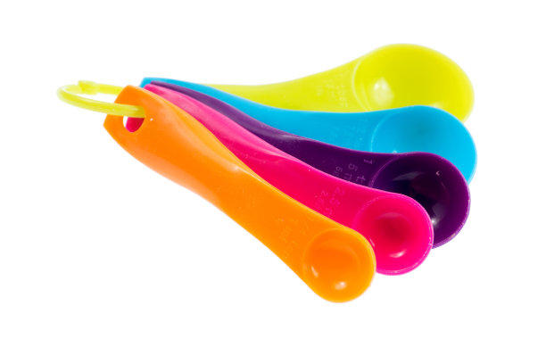 彩色测量勺孤立在白色图片下载