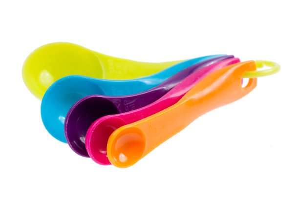 彩色测量勺孤立在白色图片下载