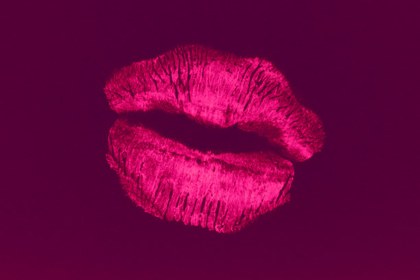 口红吻孤立在一个黑暗的背景图片下载