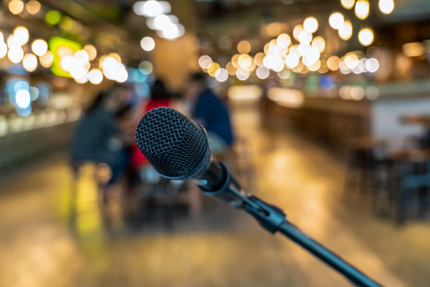 麦克风上抽象模糊的人群在公共办公空间或会议室开会的照片，不符合现代生活方式的教育理念图片下载