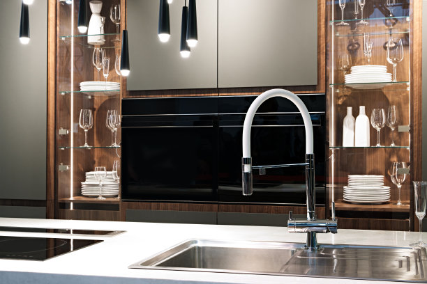 厨房内饰，现代厨房配有豪华搅拌机，早餐概念，厨房背景，健康饮食概念，现代厨房内饰以灰棕色调图片下载