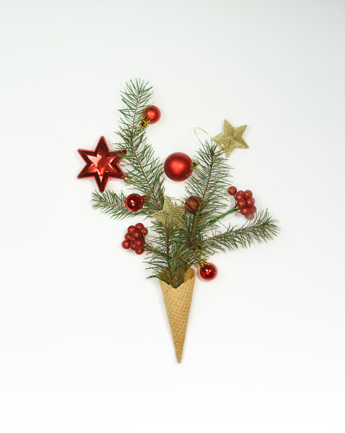 冰淇淋甜筒与圣诞快乐装饰布局在白色背景。简约圣诞冬季假期概念。平铺，复制空间图片下载