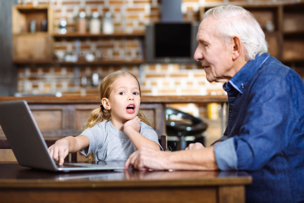 小女孩和他的孙女一起用笔记本电脑图片下载