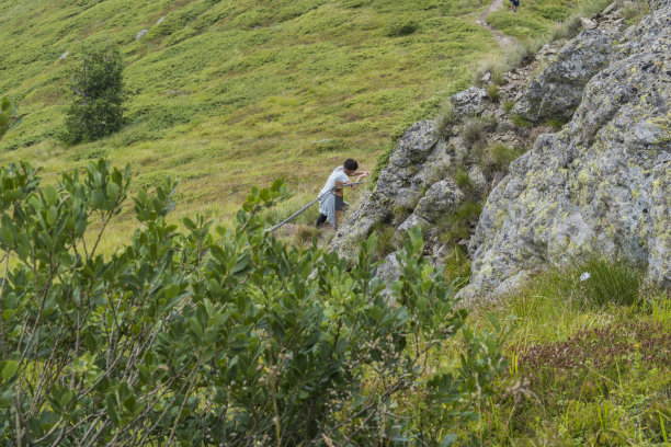 山里的美丽女孩。特洛伊巴尔干半岛令人难以置信的美景。山的美丽，新鲜的空气，无限的感觉，舒适和宁静迷住了。图片下载