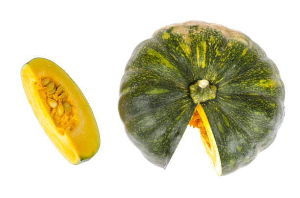 切片成熟的圆形南瓜，孤立在白色背景上图片下载