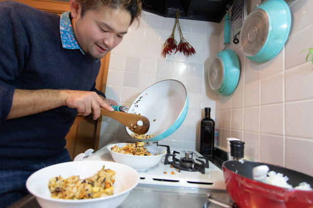男人在家做饭图片下载