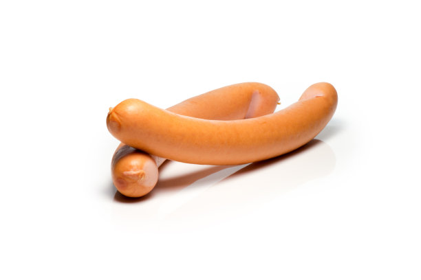两根香肠映衬着白色的背景图片下载