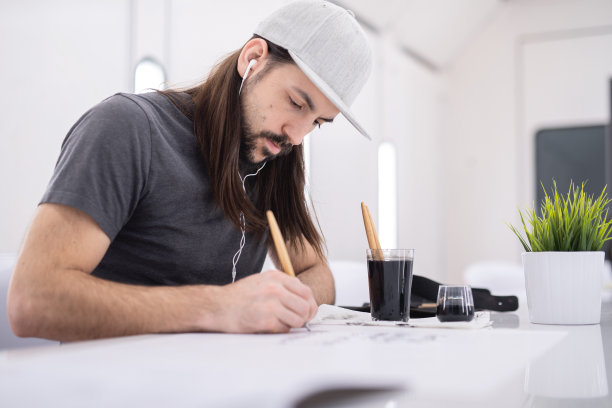 插图画家在现代工作室空间工作图片下载