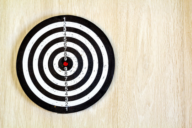 木制背景上的黑白靶镖。前视图。图片下载