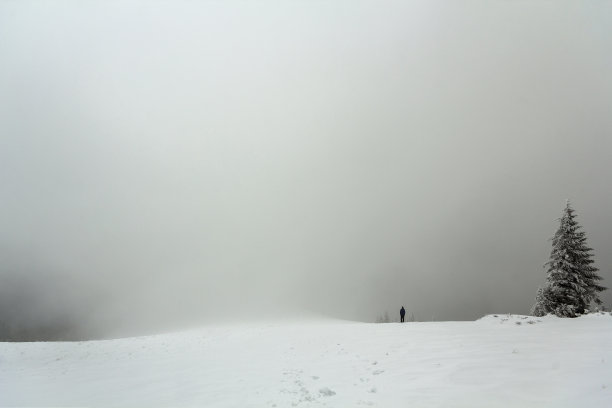 远处一个人孤独的身影站在冬天的户外图片下载