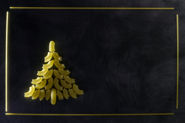 圣诞树和星空下的意大利面图片下载