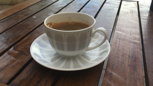 木桌上放着一杯咖啡图片下载