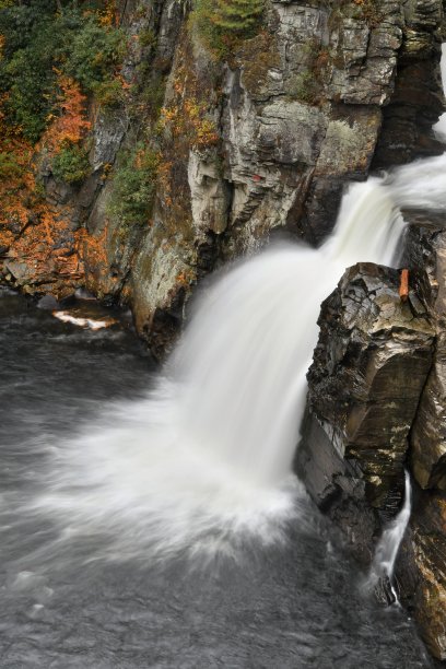 秋天树叶的瀑布图片下载