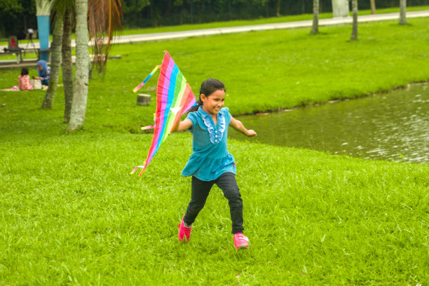 小女孩拿着风筝跑过来图片下载