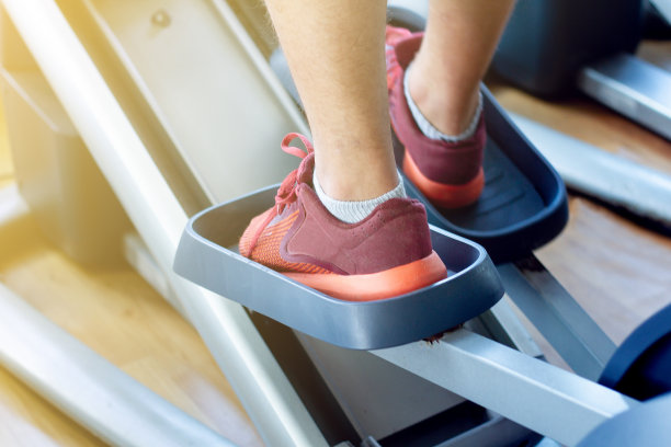 人在健身机上图片下载