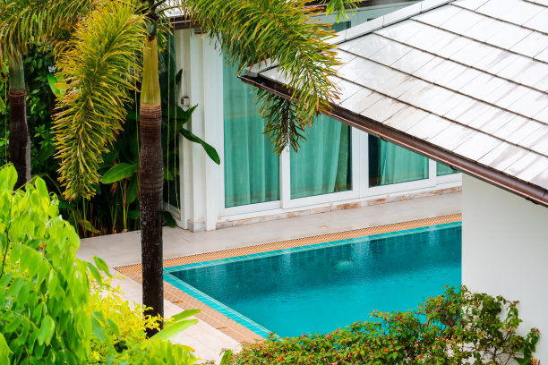 雨落在别墅中花园的游泳池上图片下载