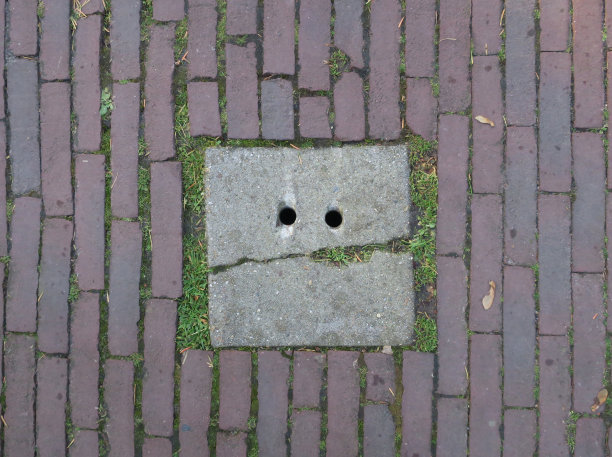 石面，一块石头上有两个洞，代表路面上的一个面图片下载