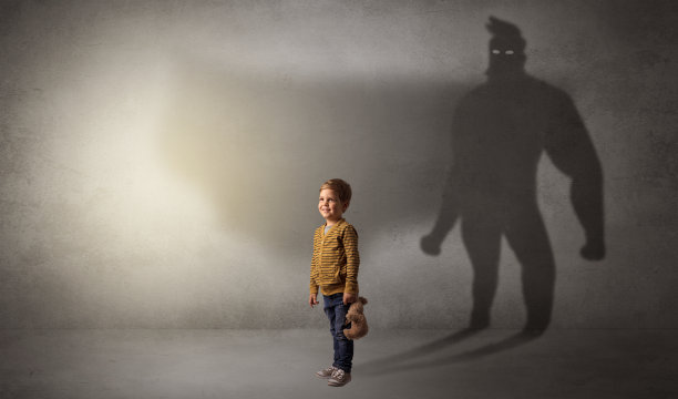 可爱的孩子，后面有英雄的影子图片下载