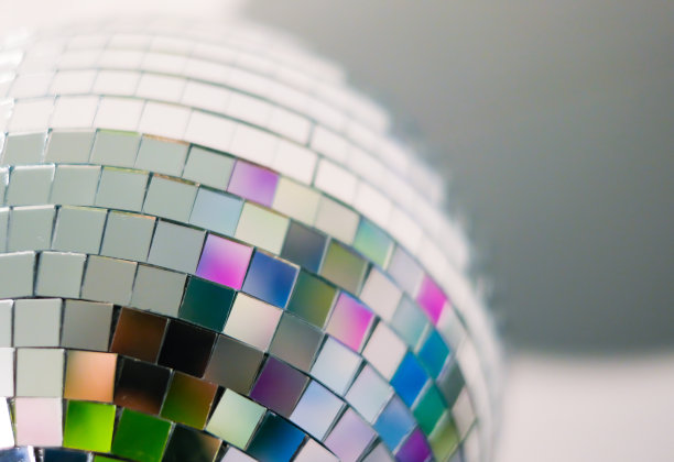 近距离观看多彩的迪斯科球与五颜六色的反射。在家准备一个有趣的晚会或假日图片下载