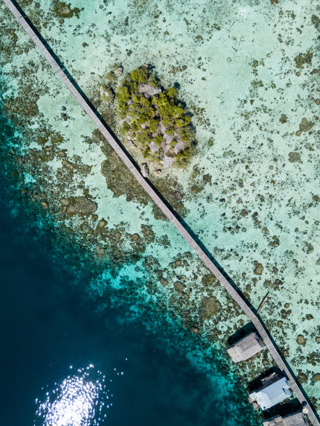 从印度尼西亚苏拉威西岛的多吉安群岛上的海上吉普赛村庄俯瞰连接主岛的桥梁图片下载