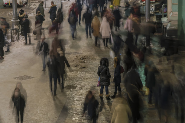 下班后，城市广场上人头攒动的人群匆匆赶回家，图片下载