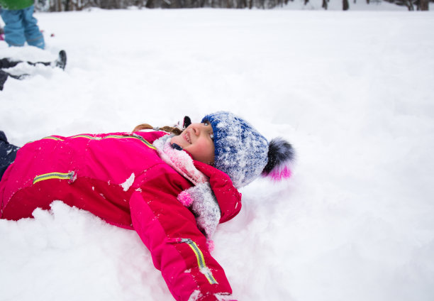 小女孩在冬天玩得很开心图片下载