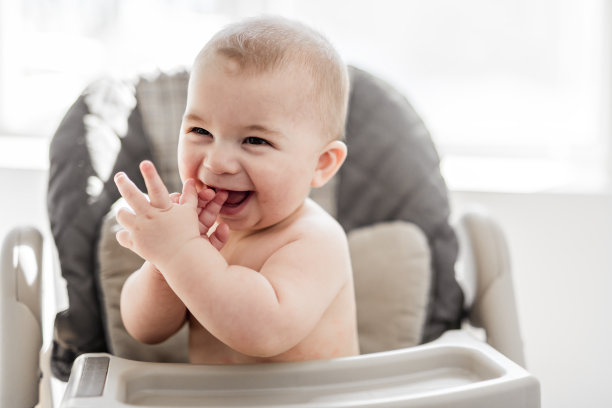 宝宝坐在他的椅子上等着吃饭图片下载