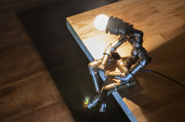 木制背景上的水管灯。由水管制成的灯。本空间图片下载