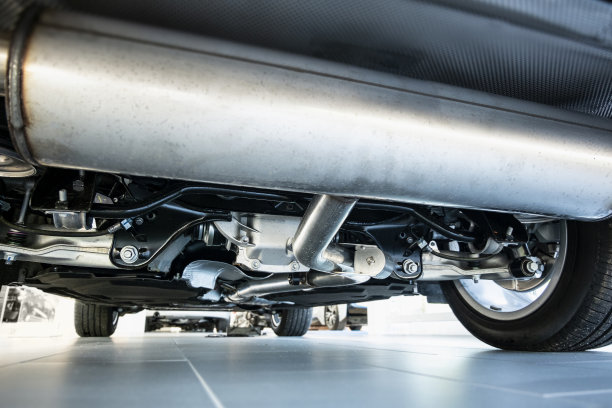 排气视图下的汽车图片下载