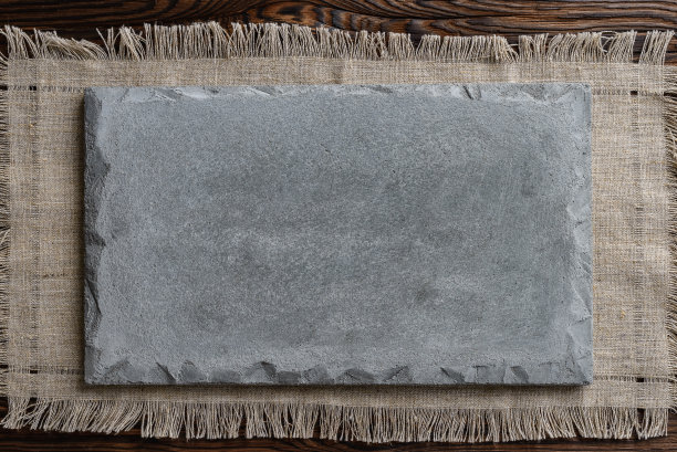 灰色混凝土招牌，浅亚麻织物和木制棕色背景图片下载