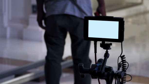 在电视广告拍摄和电影摄制组设置下一个镜头的幕后电影或视频制作监制图片下载