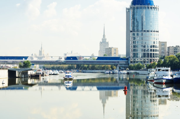 穿过莫斯科河的巴格拉季翁桥图片下载