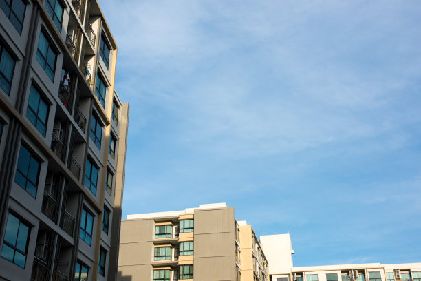公寓大楼和蓝天背景的图像。图片下载