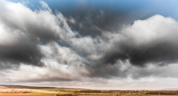 奥克尔附近的丘陵哈尔茨前陆上空戏剧性的天空和乌云，无人机航拍照片。图片下载