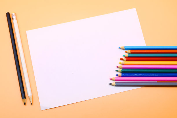 彩色铅笔和一张干净的纸图片下载