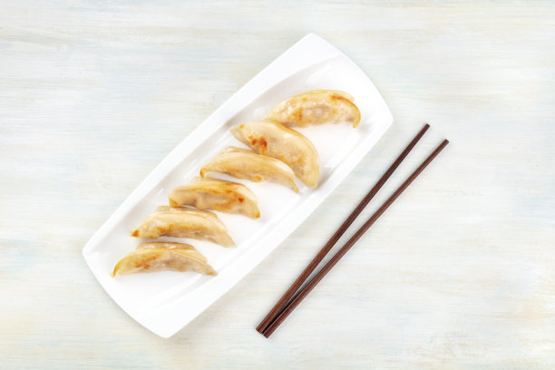 这是一张亚洲饺子的照片，从上往下用筷子拍，还可以放文字图片下载