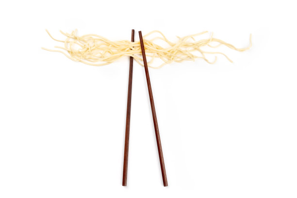 这是一张筷子和乌冬面在头顶上的照片，以白色背景为背景，从上方拍摄图片下载