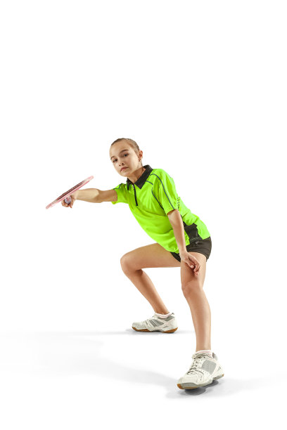 一名年轻的白人女子打羽毛球， изолированный на белом фоне图片下载