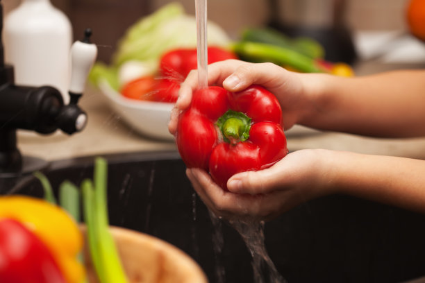 洗新鲜蔬菜做健康沙拉——红甜椒，浅埋图片下载