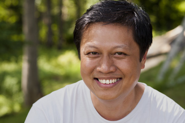 微笑的亚洲男人的肖像。图片下载