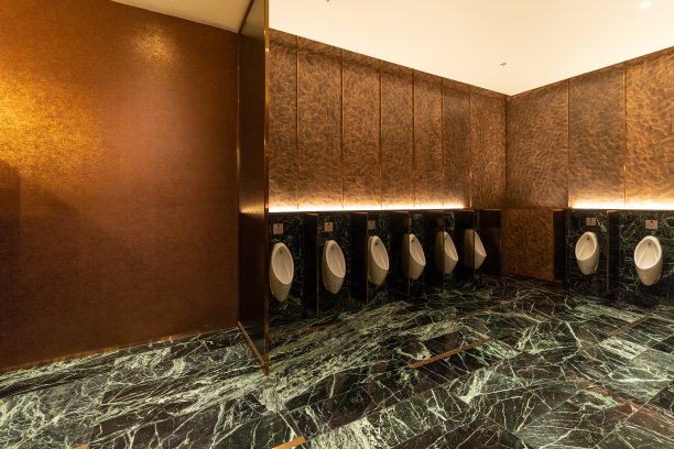 现代男厕排公厕在公厕，洗手间在餐厅或酒店或商场，室内装饰设计图片下载