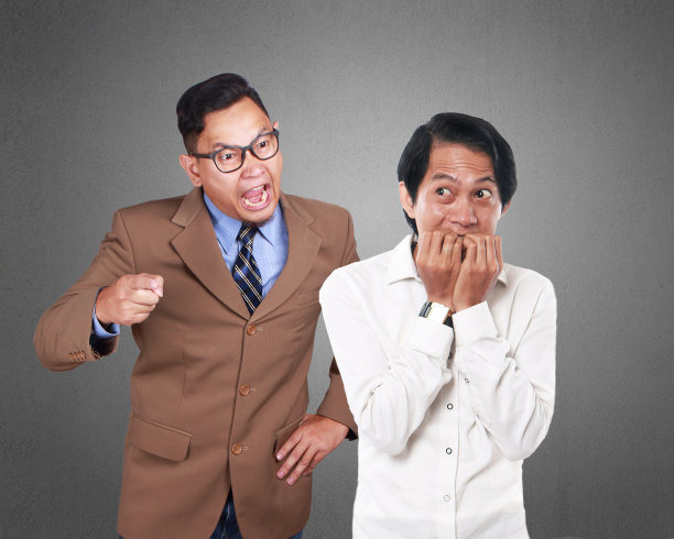 愤怒的老板对他的员工大喊大叫图片下载