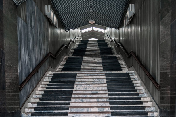 长长的灰色楼梯，上面有许多台阶图片下载