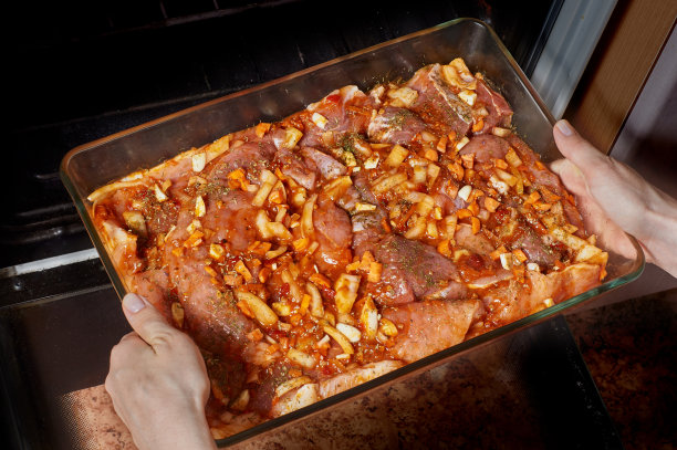 玻璃炊具中的生肉图片下载