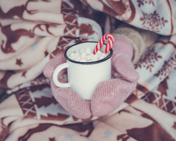 女人手里拿着棉花糖的热巧克力和毛衣图片下载