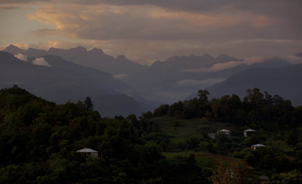 群山和天空的全景和云彩。图片下载