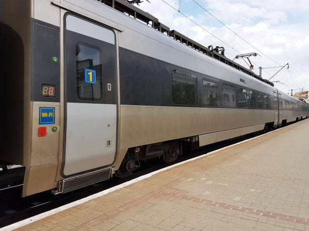 在利沃夫火车站站台上的现代火车的组成。基础设施快速运输。高技术旅客运输机制。战略设施图片下载