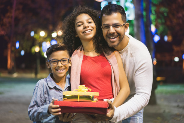 全家欢度圣诞图片下载