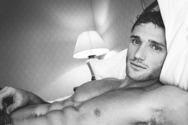 黑白照片的性感赤膊男子与胸肌和六块腹肌看着相机图片下载